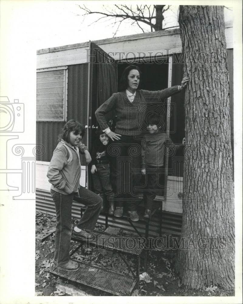 1982 Press Photo Denine Dion Trailer Camp Floods Home