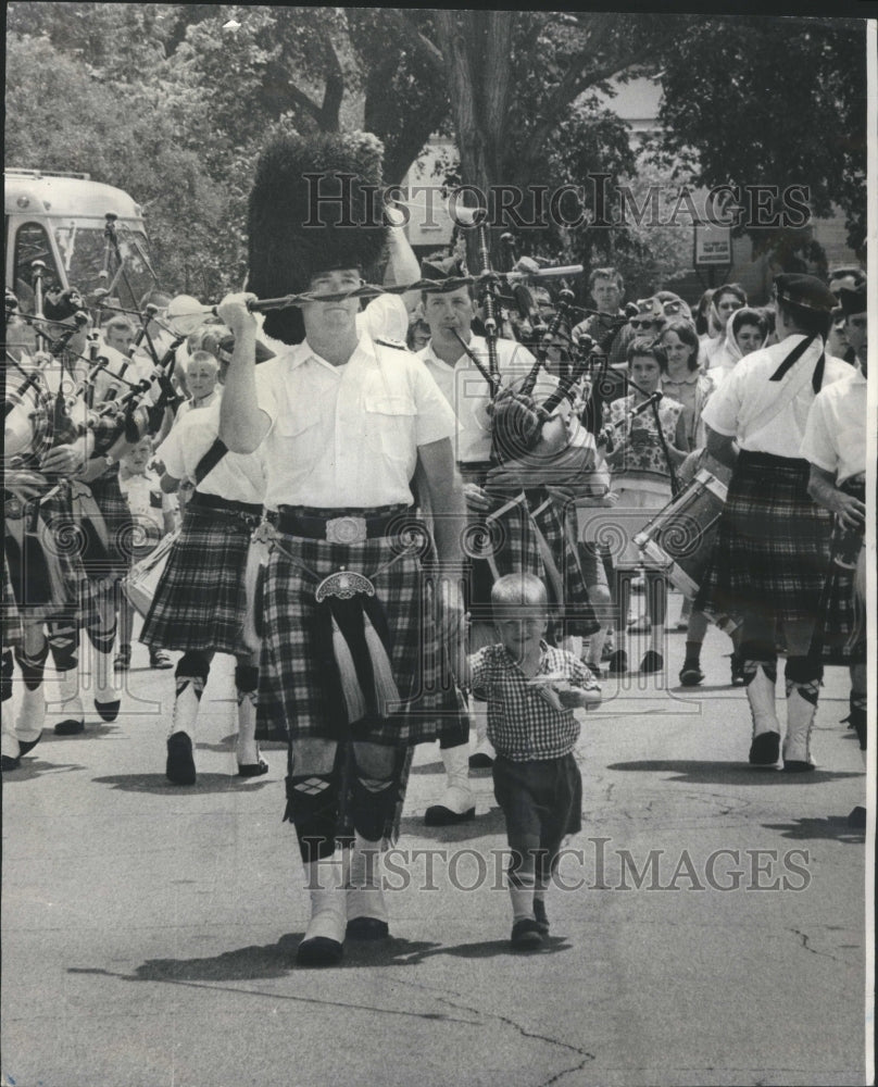 1965 Press Photo Shannon Rovers Pipe Band Parade