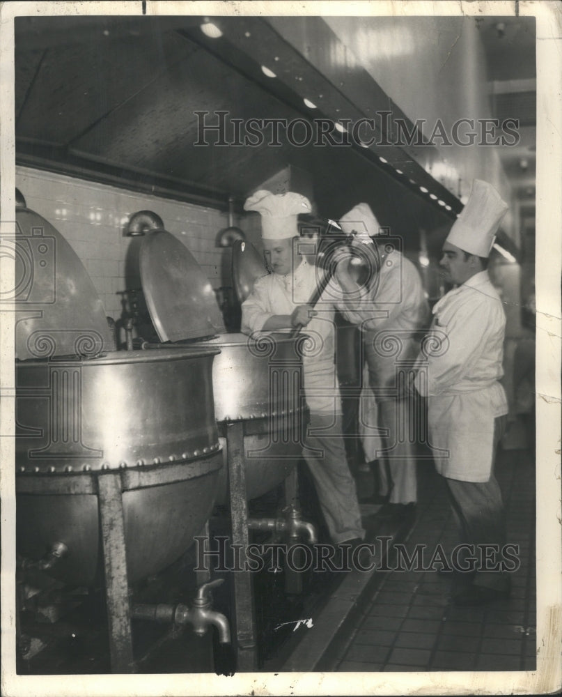1938 Press Photo Bubble Boli Men Chant Huge Soup