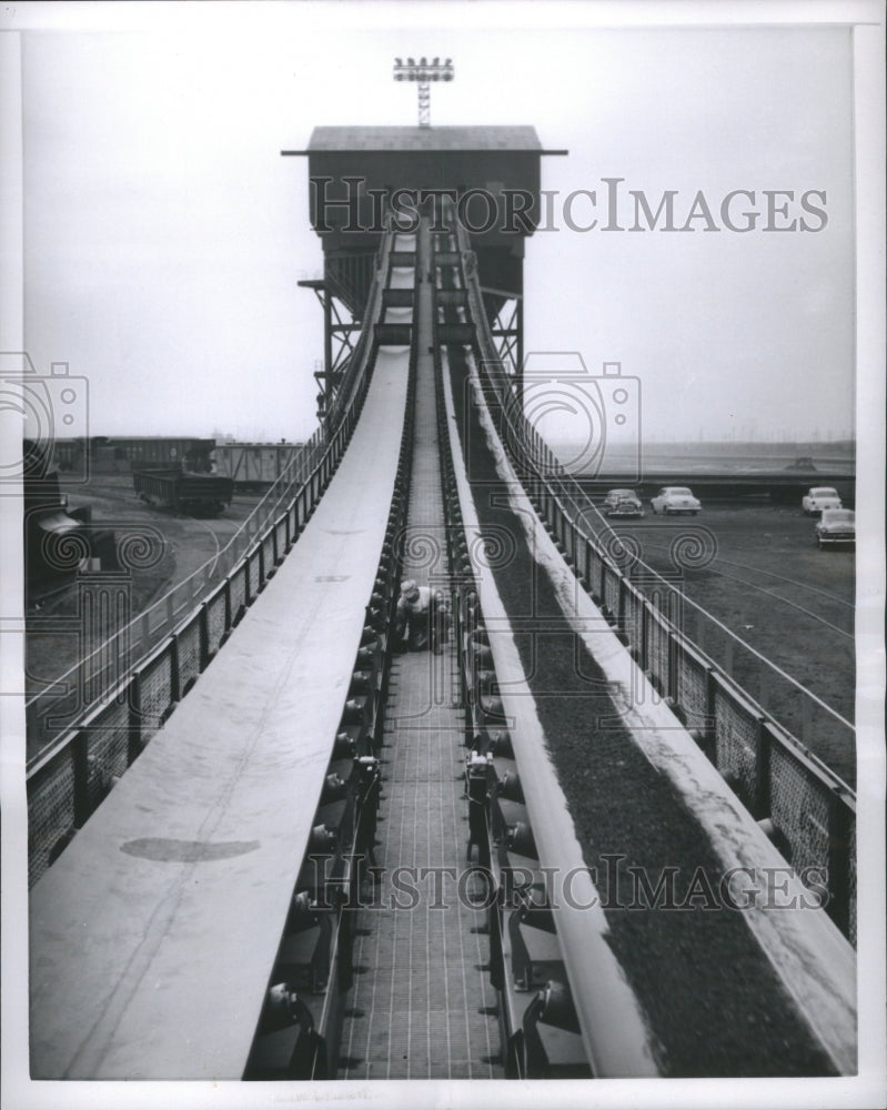 1954 Press Photo Industrial Conveyor Belt Pennsylvania