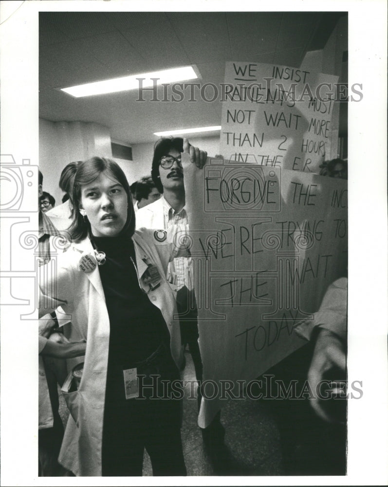 1977 Press Photo Cook County Hospital Staff Rally Job