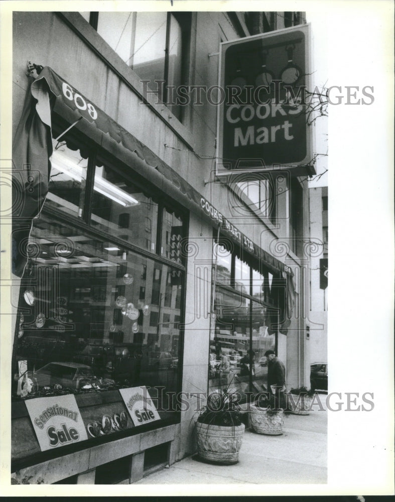 1985 Press Photo Cook&#39;s Mart Go Out of Business