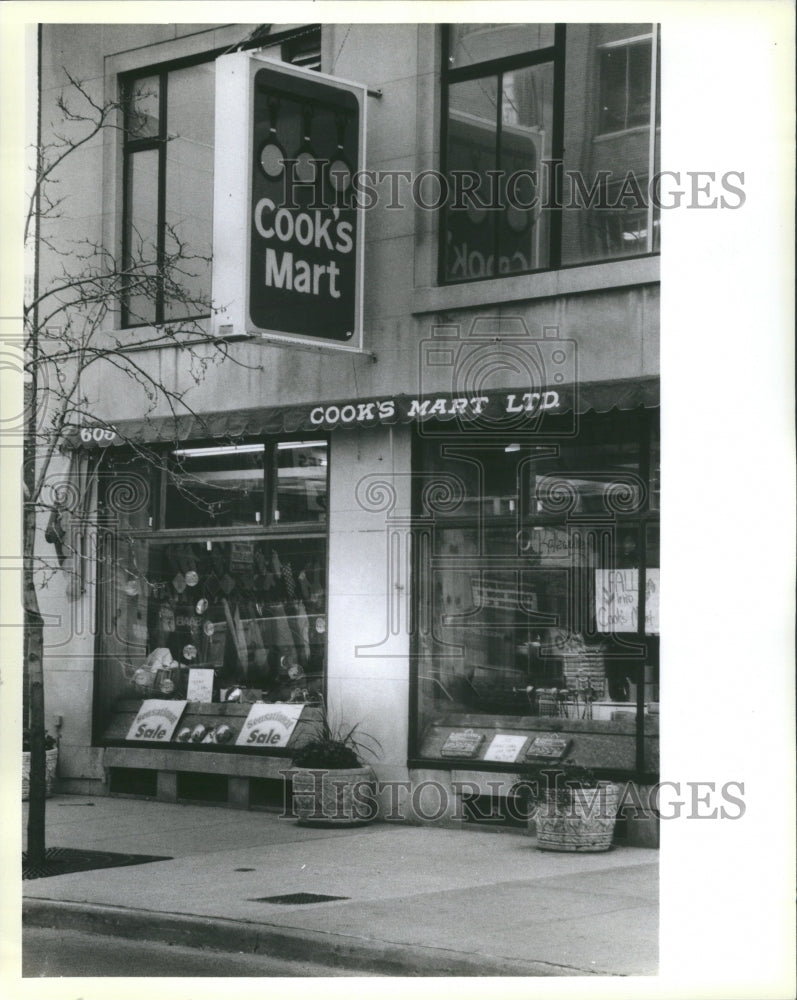 1985 Press Photo Exterior Cook Mart Chain Shop