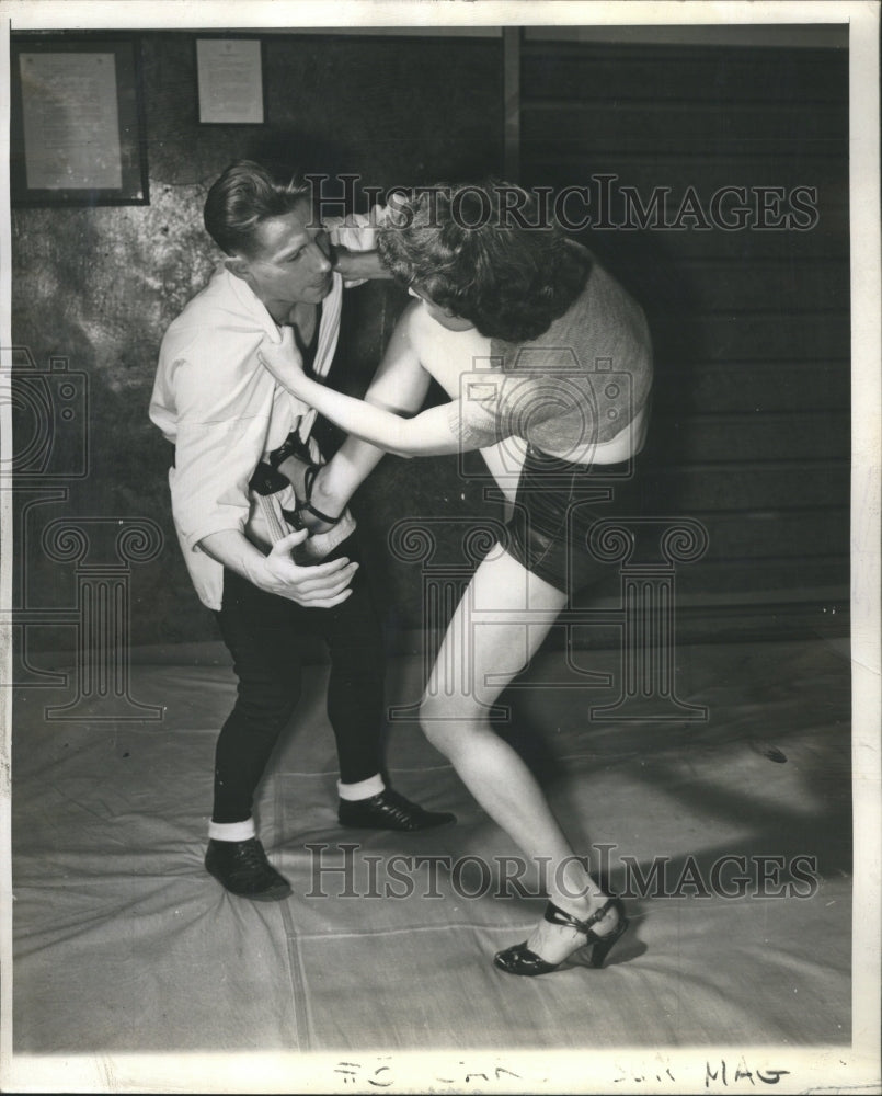 1942 Press Photo Our Heroine Grips Collar Action Pretty