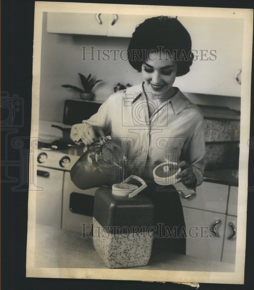 1962 Press Photo Dick Griffin Jug Picnic Jug Boat