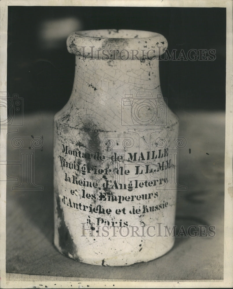 1986 Press Photo Jug Formed John Traders Maille LL MM