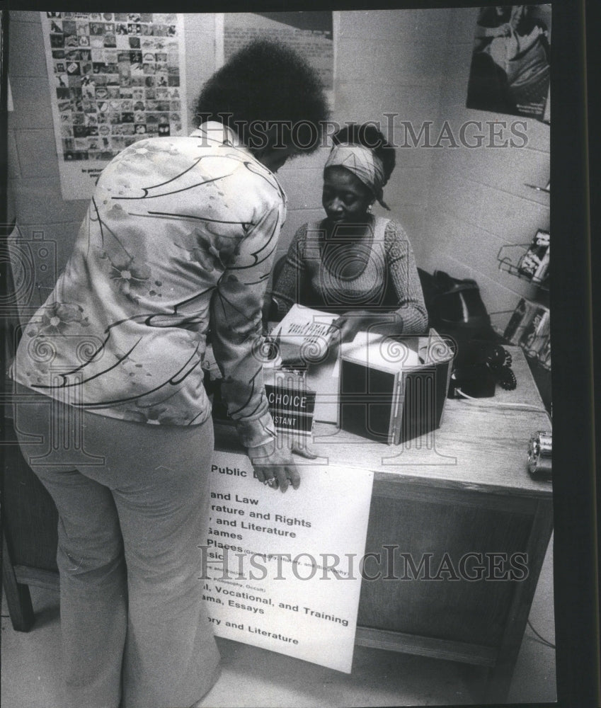 1975 Press Photo Juanita Choice Check Book The Prisoner