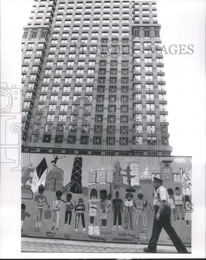 1989 Press Photo Thebarricade State Wacker Constraction