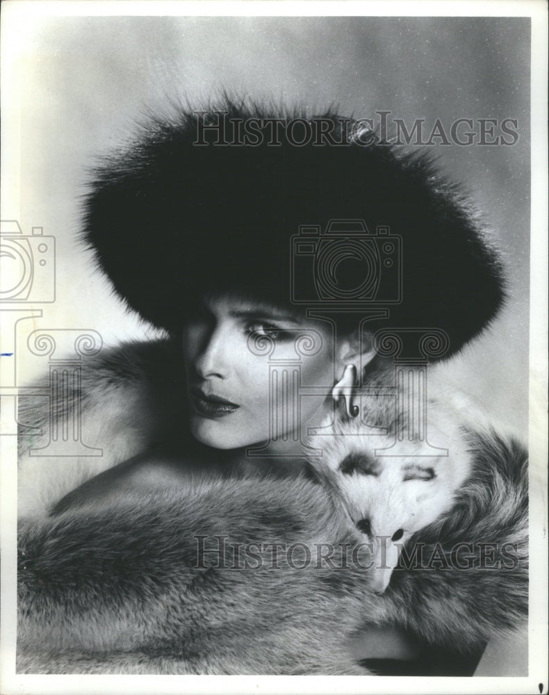 1983 Press Photo Hat Fabric Warm Winter Furrier