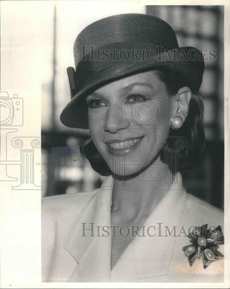 1985 Press Photo Hat Reason Religious Element Head