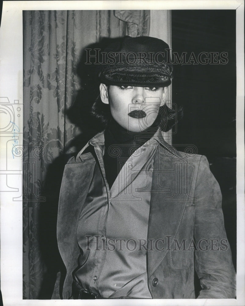 1976 Press Photo Hat Head Several Reason Safety