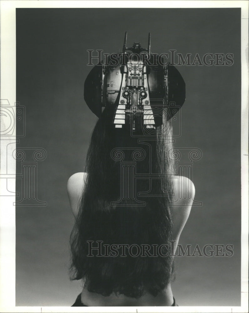 1980 Press Photo Christina Stewart Black Plastic Handin