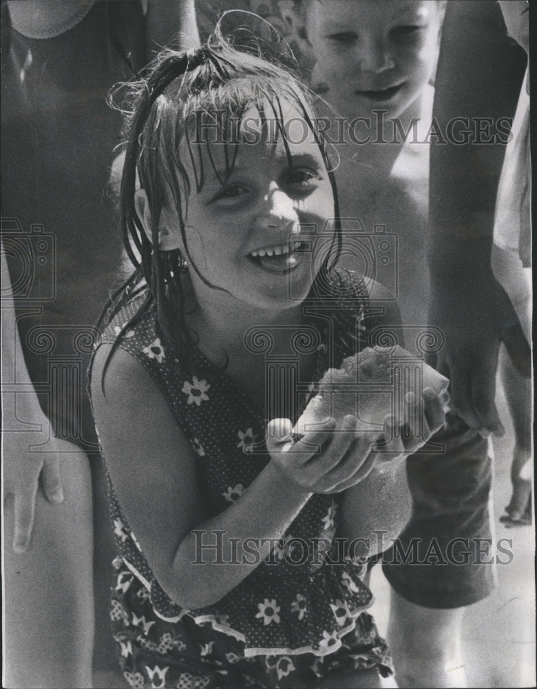 1970 Press Photo fireman heat engine kid watermelon