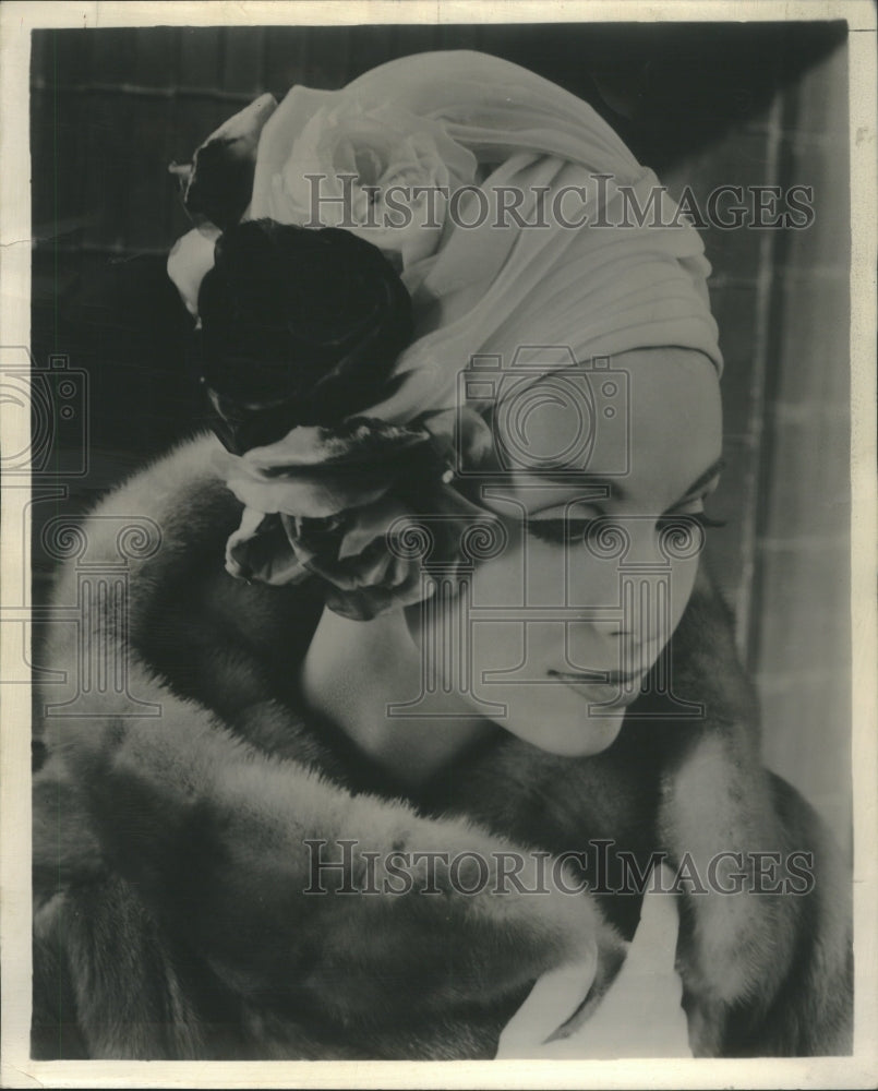 1962 Press Photo Swirl Silk Chiffon Turban Clustered