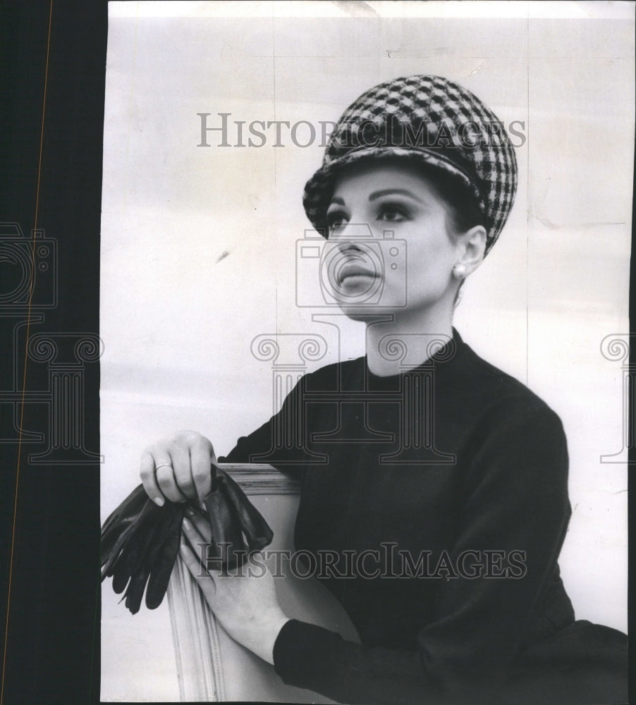 1963 Press Photo Leslie James Hats Woman