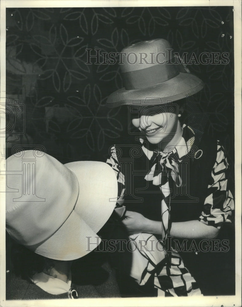 1964 Press Photo Grosgrain Hopping Lady Balibumtal