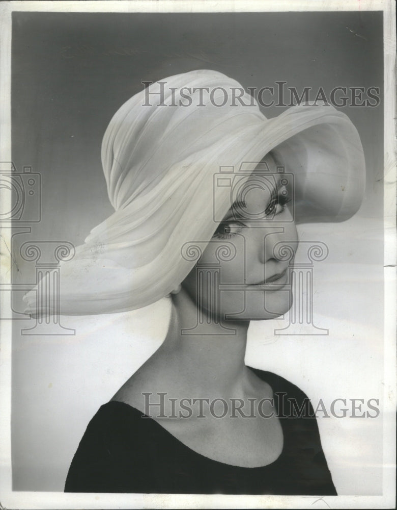 1963 Press Photo face white brim