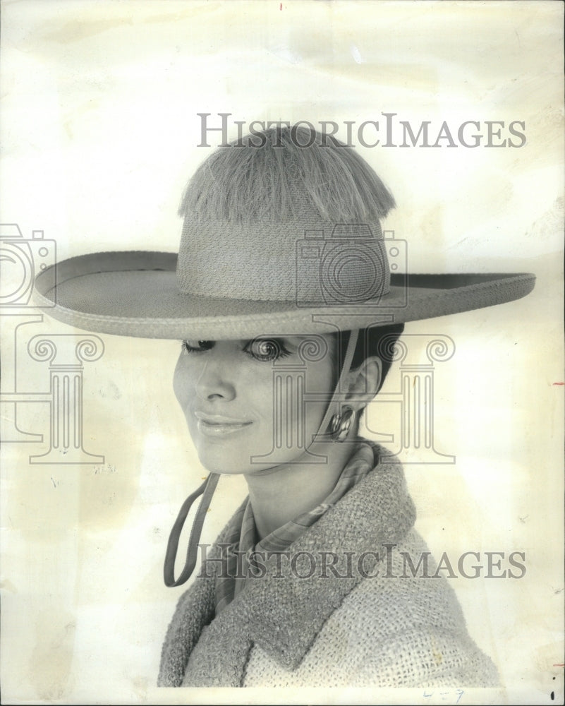 1967 Press Photo Hats Women large brimmed straw designe