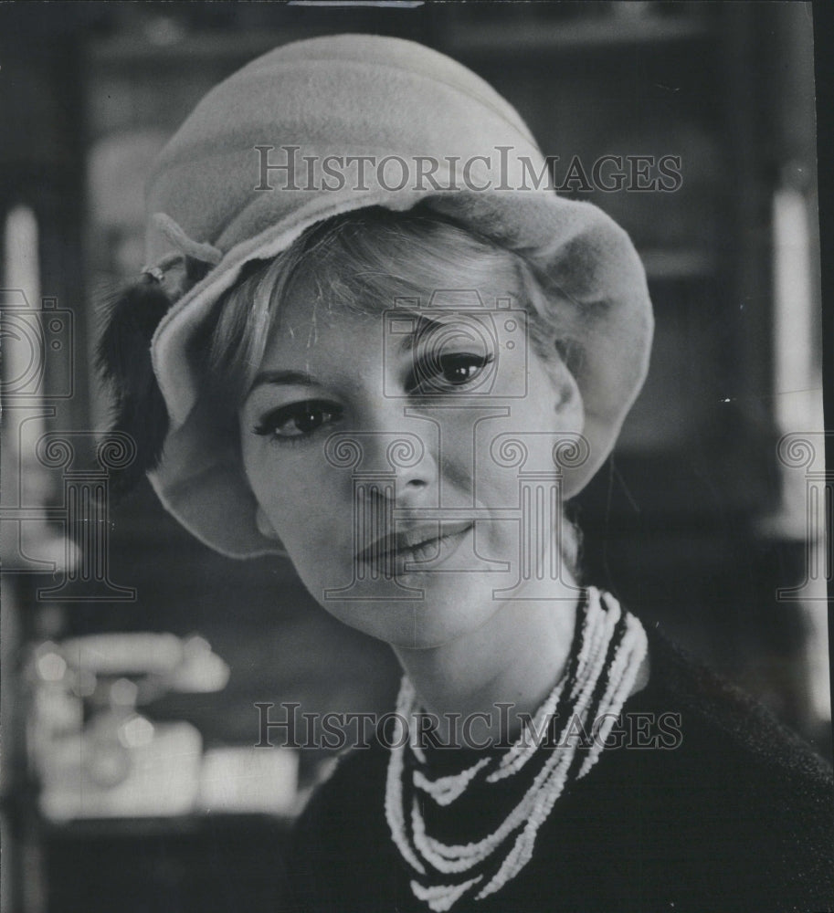 1964 Press Photo Dance Crown Velour Cloche Ripple Soft