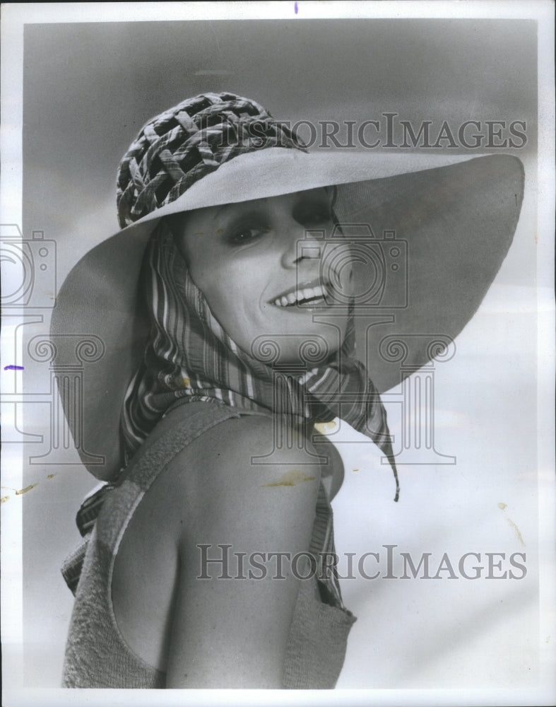 1975 Press Photo Frank Olive Hats Woman