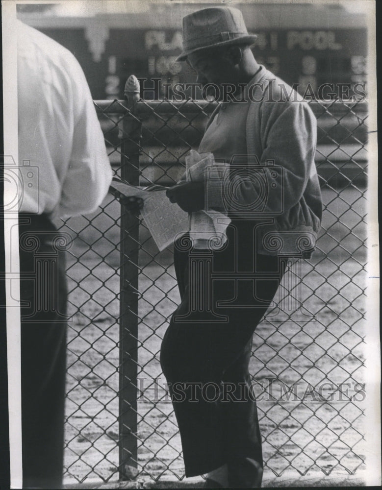 1967 Press Photo Hawthorne Paul Horse Race Tracker