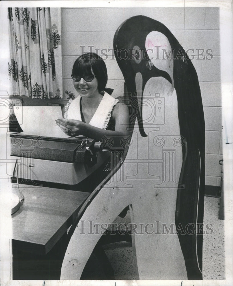 1969 Press Photo Maureen McLaughlin Brookfield Zoo