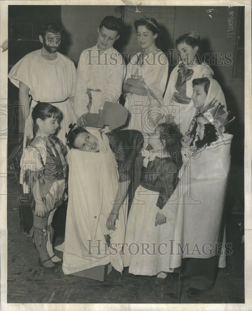 1956 Press Photo Children Purim Observance Ravenswood