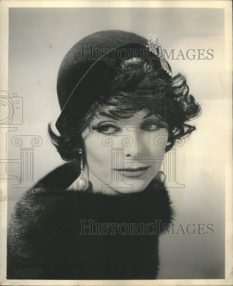 1961 Press Photo EMME OFF THE FACE SHAPE BLACK HAT