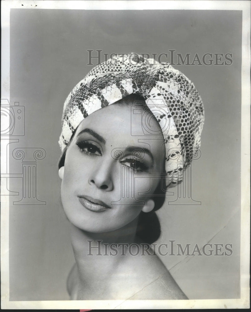 1963 Press Photo hat