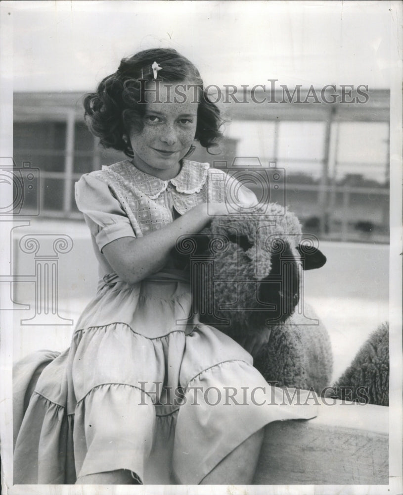 1951 Press Photo Dianne Dauphinais with a Lamb