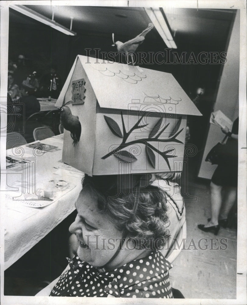 1970 Press Photo A Mad Hatter at Haute Coulture Club