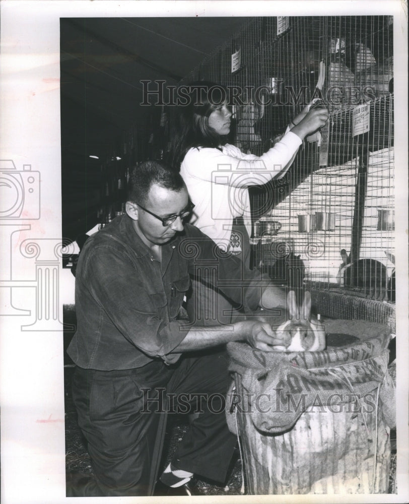 1964 Press Photo Tom Greenawait Judging Rabbits