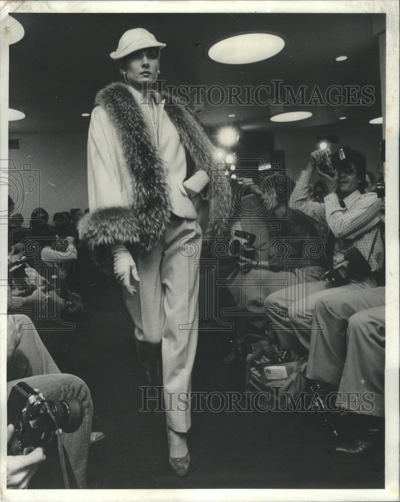 1979 Press Photo Bill Blass White Wool Pantsuit