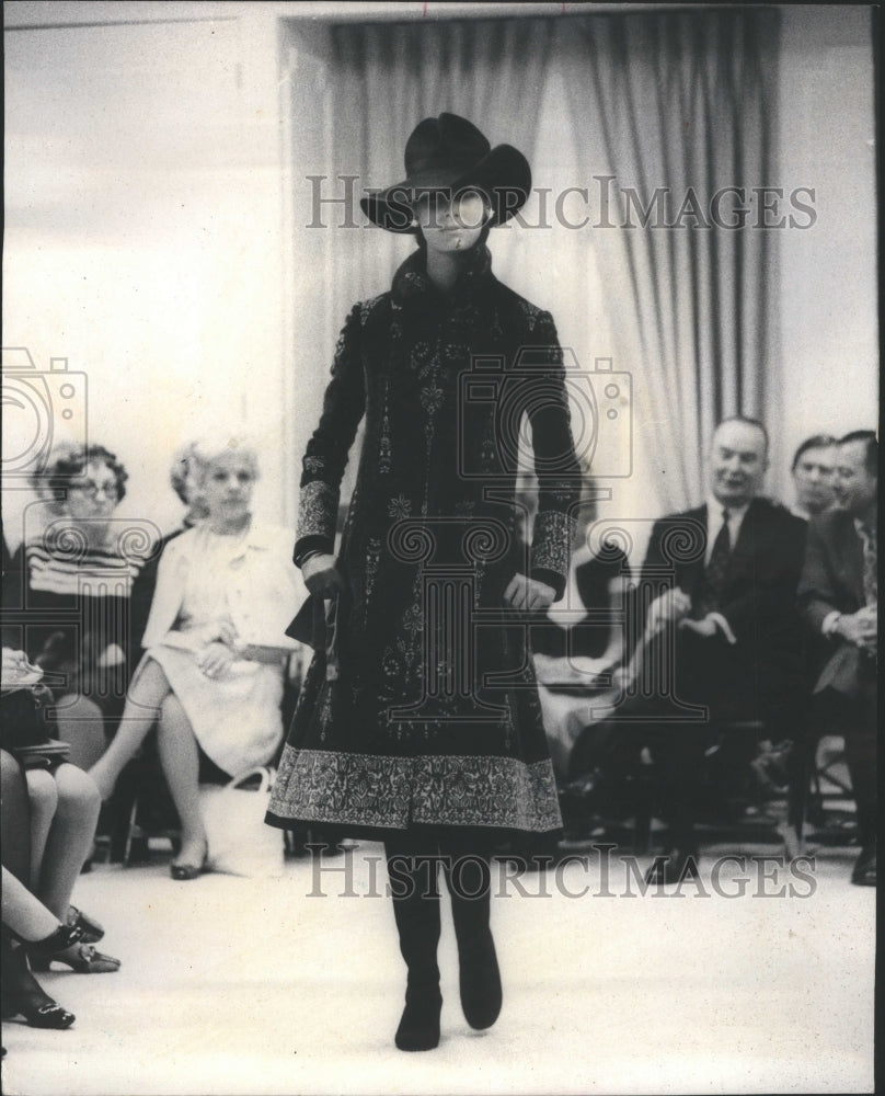 1970 Press Photo Fashion Bill Blass Velvet Coat