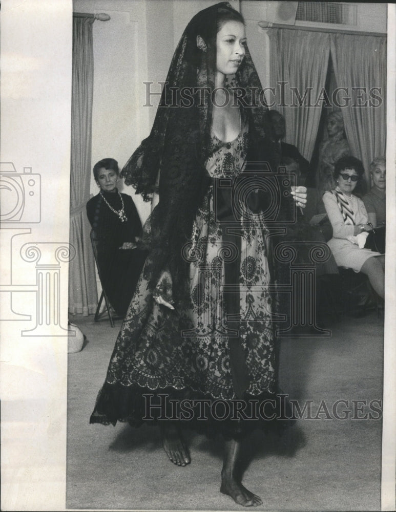 1970 Press Photo Bill Blass Chantilly Lace Evening Look