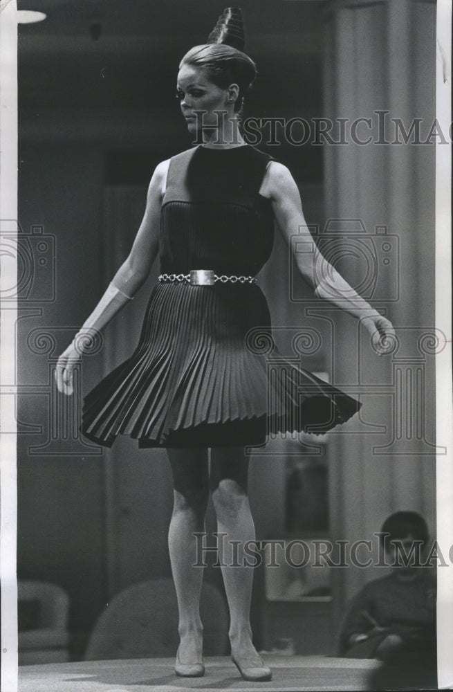 1967 Press Photo House Dior Runway Model Womens Fashion