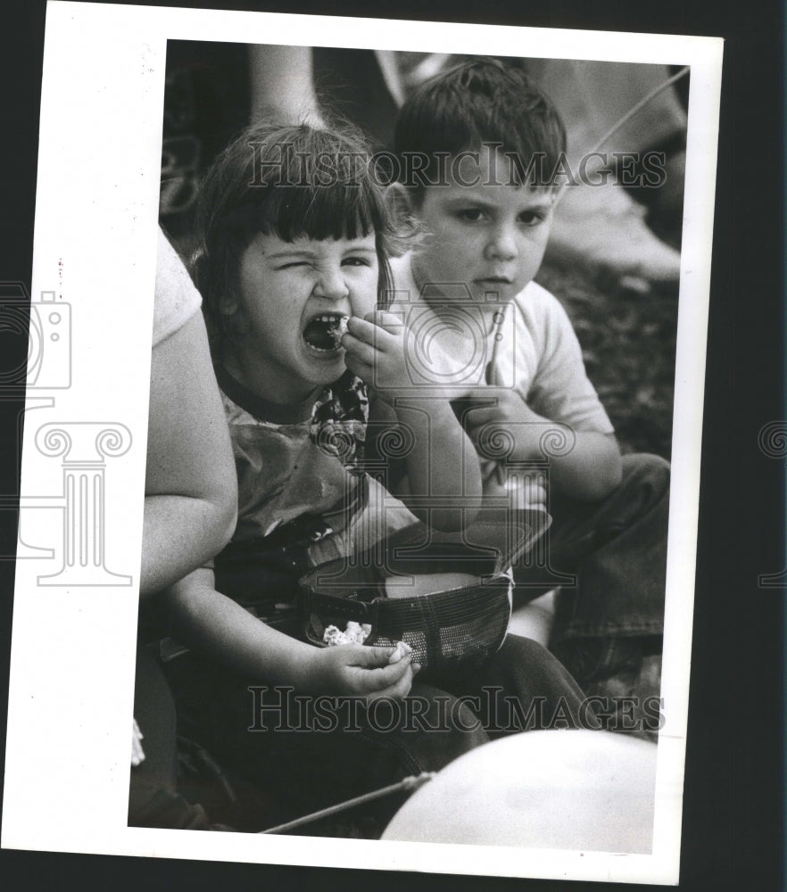 1983 Press Photo Children Watch Parade Eat Popcorn