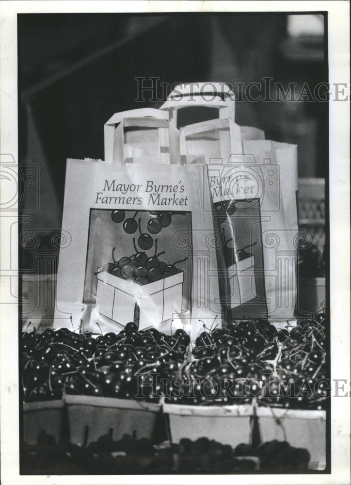 1982 Press Photo Straight delivery Consumer Truck Fresh