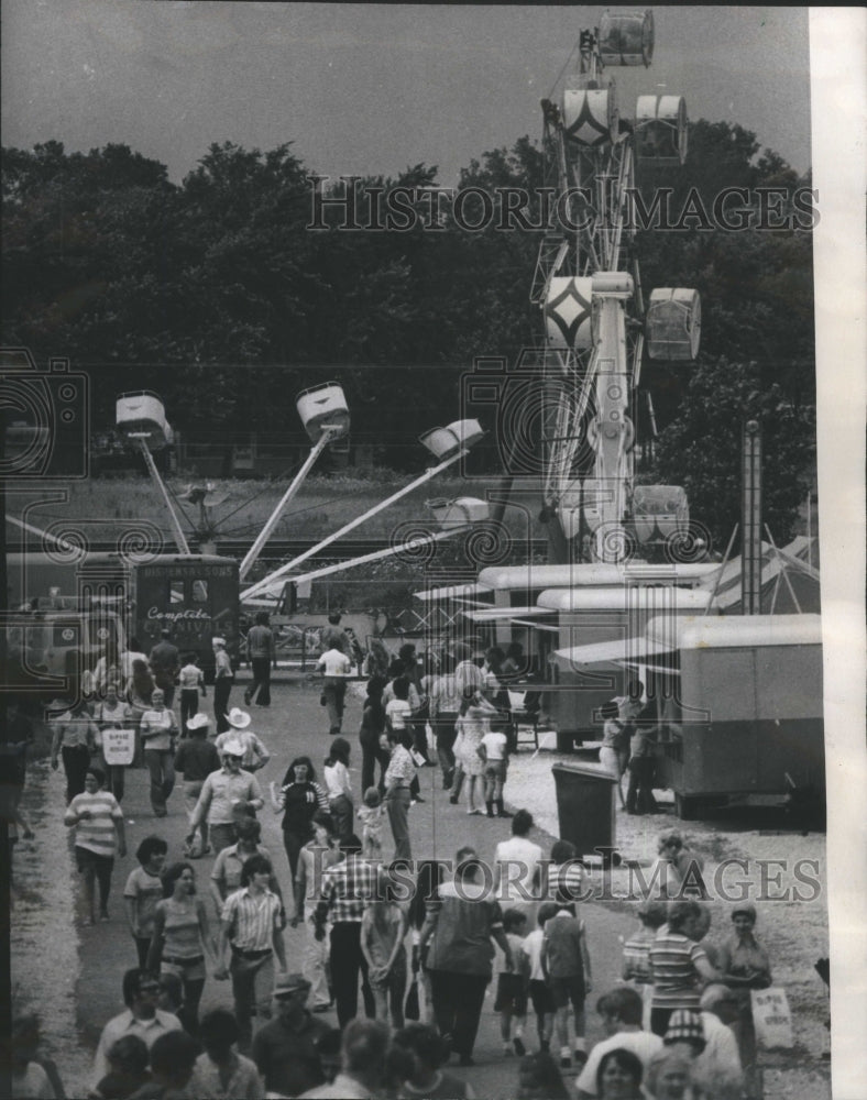 1973 Press Photo DuPage County Fair Midway Crowds Rides