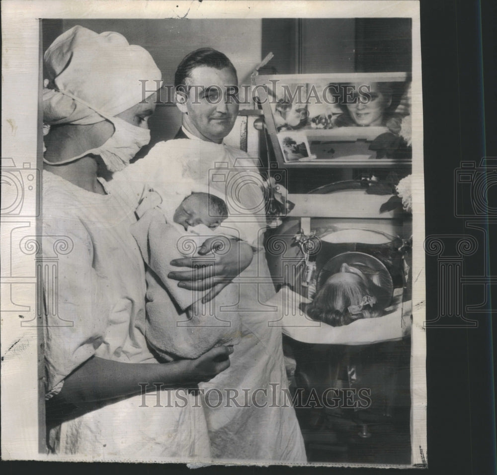 1951 Press Photo Infantile Paralysis Mother Sees Baby