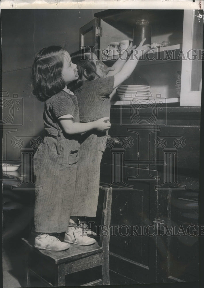 1946 Press Photo Twins Jam Jar Margaret Etter Creche