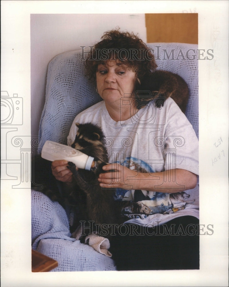 1994 Press Photo Tomb Racoons lover Veronica Shae