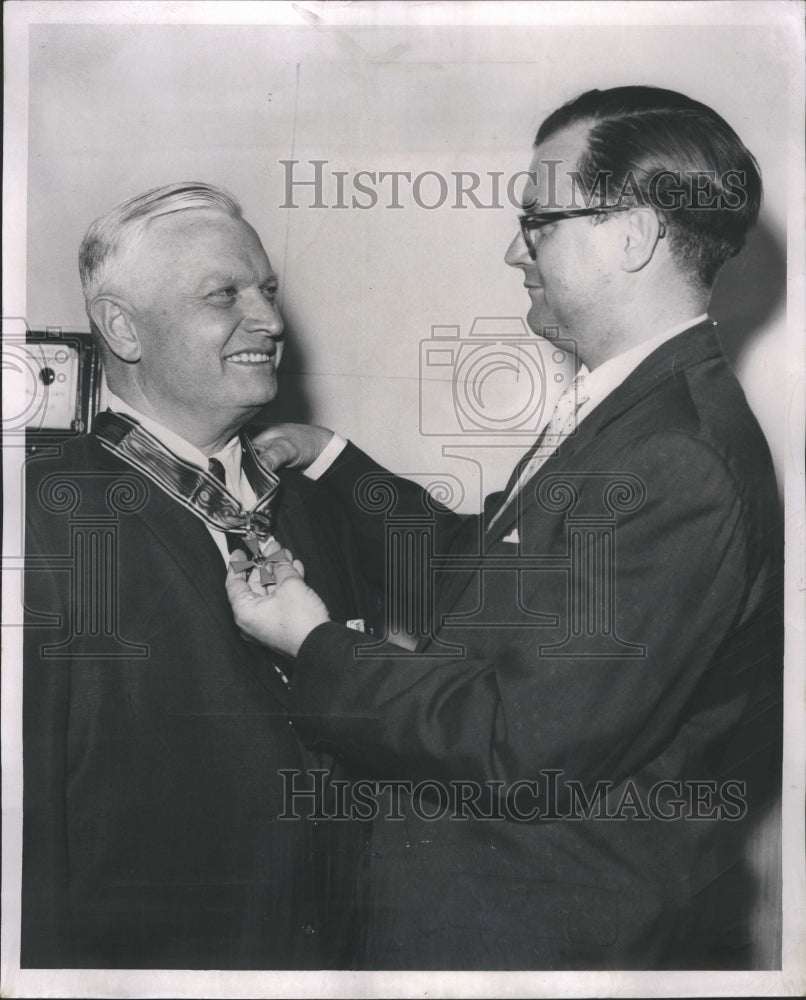 1958 Press Photo Walker Cisler Engineer Dr Freidensburg