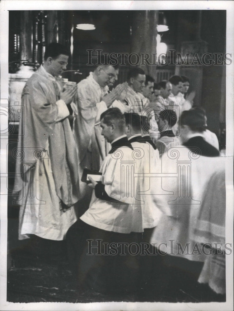 1940 Press Photo Priests and Catholics