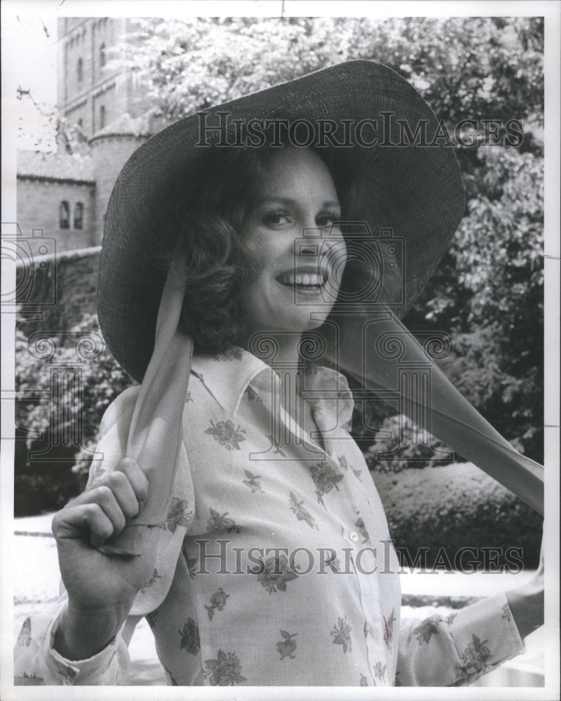 1975 Press Photo Lady Hat Smile