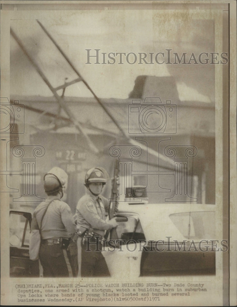 1971 Press Photo Police Watch Building Burn