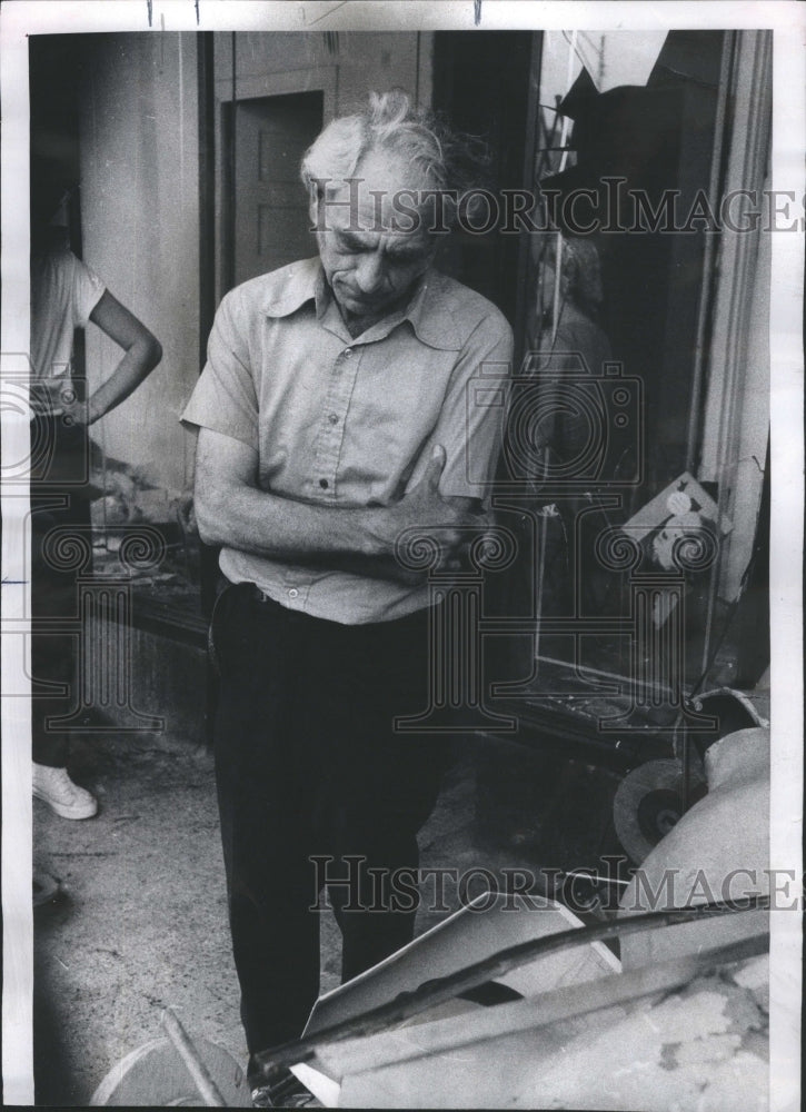 1977 Press Photo Abraham White DivisionStore Looted Rio