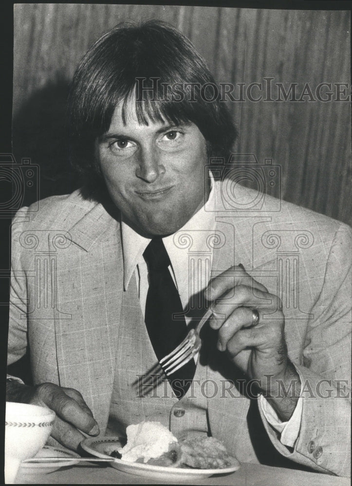 1977 Press Photo Bruce Jenner Eating Apple Pie