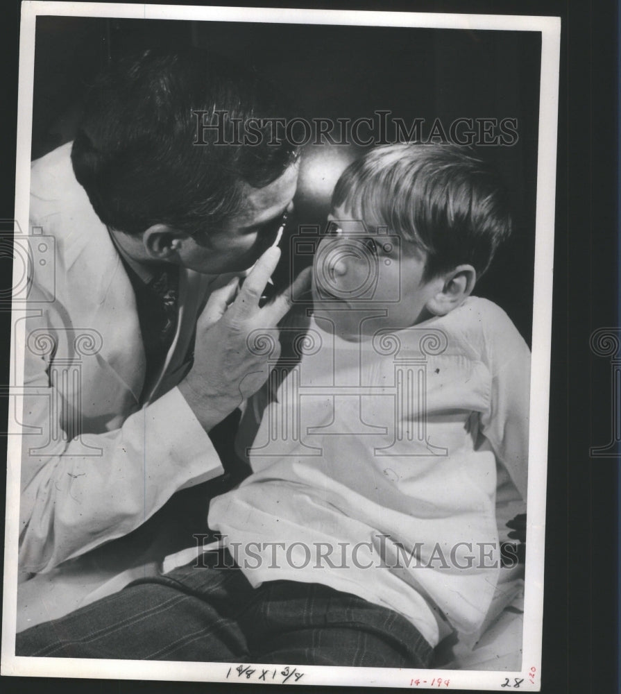 1972 Press Photo Doctor Checking Childs Ear