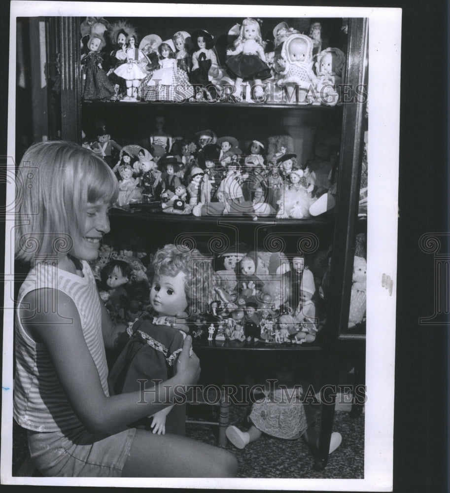 1969 Press Photo Doll Collector Girl Silk Hair